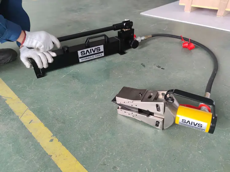 Hydraulic Portable Flange Spreaders for Industrial Maintenance by SAIVS